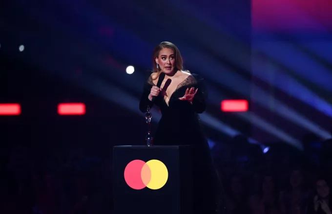 Η Adele χορεύει pole dancing σε κλαμπ του Λονδίνου προκαλώντας πανικό-Δείτε βίντεο 
