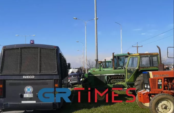 Μπλόκο της αστυνομίας σε αγρότες της Ανατολικής Θεσσαλονίκης (Εικόνες και video)