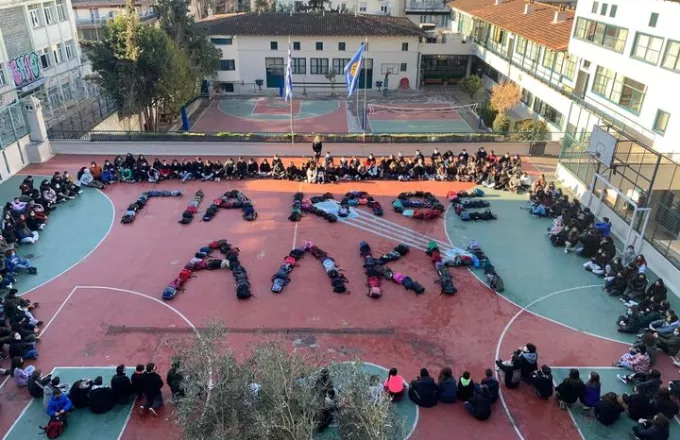 Έγραψαν «Για κάθε Αλκη» με τις τσάντες τους: Συγκινητική πρωτοβουλία μαθητών για τη δολοφονία του 19χρονου 