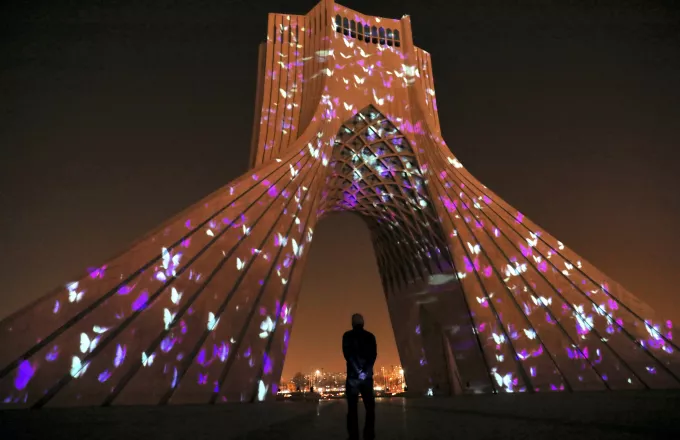 Ιράν: «Κόκκινος» ο εμβληματικός πύργος της Τεχεράνης για την κινεζική Πρωτοχρονιά