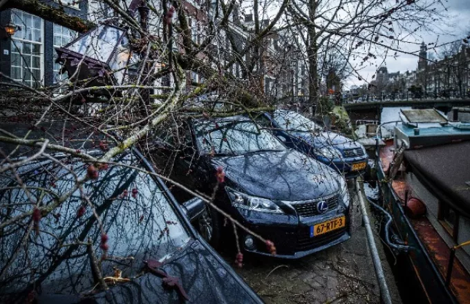 Στους 14 οι νεκροί από τη θύελλα Γιούνις στη βορειοδυτική Ευρώπη -Χωρίς ρεύμα χιλιάδες νοικοκυριά