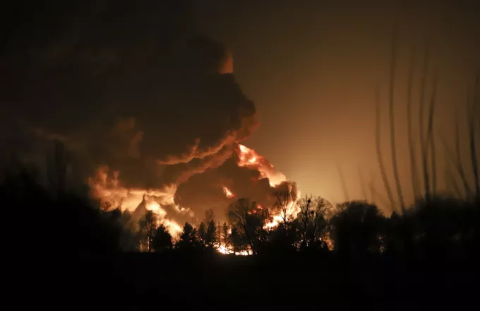 Πυραυλική επίθεση στα περίχωρα του Κιέβου-Διυλιστήριο παραδόθηκε στις φλόγες
