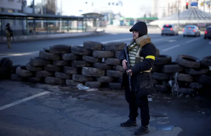 Ουκρανία: Δίοδο για να εγκαταλείψουν οι άμαχοι το Κίεβο άνοιξε ο ρωσικός στρατός