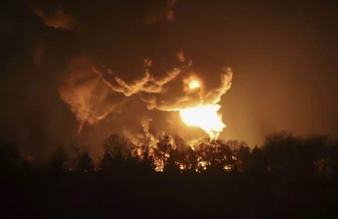 Άλλη μια νύχτα τρόμου στο Κίεβο-Μεγάλη έκρηξη κοντά σε σιδηροδρομικό σταθμό λίγο πριν τις διαπραγματεύσεις