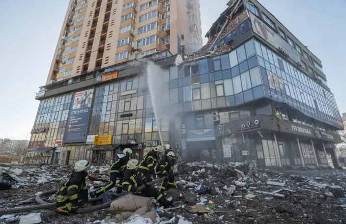 Ουκρανία: Δύο νεκροί, έξι τραυματίες, από το ρωσικό πλήγμα σε πολυκατοικία στο Κίεβο 