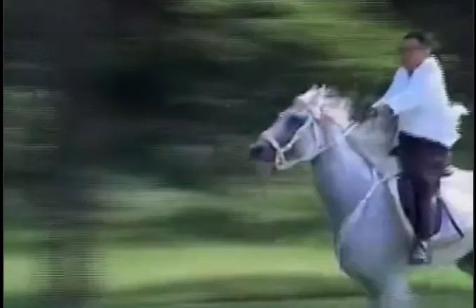 Το ένα τ' άλογο να είναι άσπρο... Ο Κιμ Γιονγκ Ουν καλπάζει με κατάλευκο άλογο (video) 