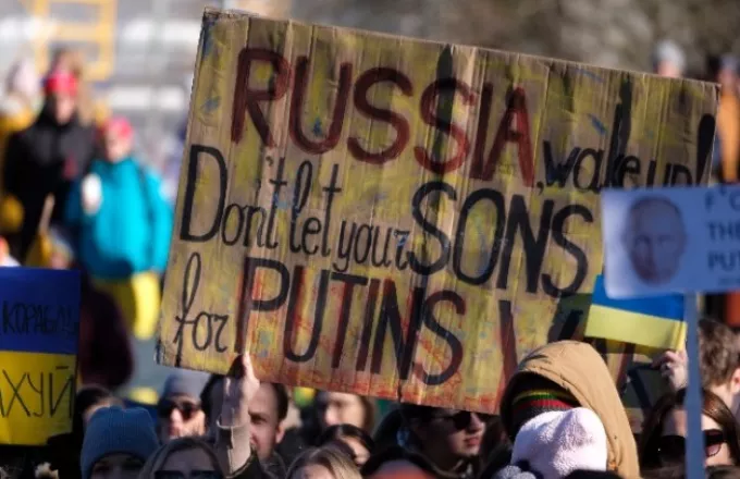 Σε αντιπολεμική διαδήλωση κατά του Πούτιν μετατράπηκε η καρναβαλική παρέλαση στην Κολονία