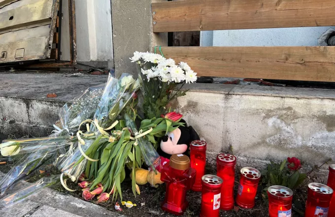 Θεσσαλονίκη: Λευκά λουλούδια έξω από το σπίτι που κάηκαν η μητέρα με τα δυο της παιδιά 