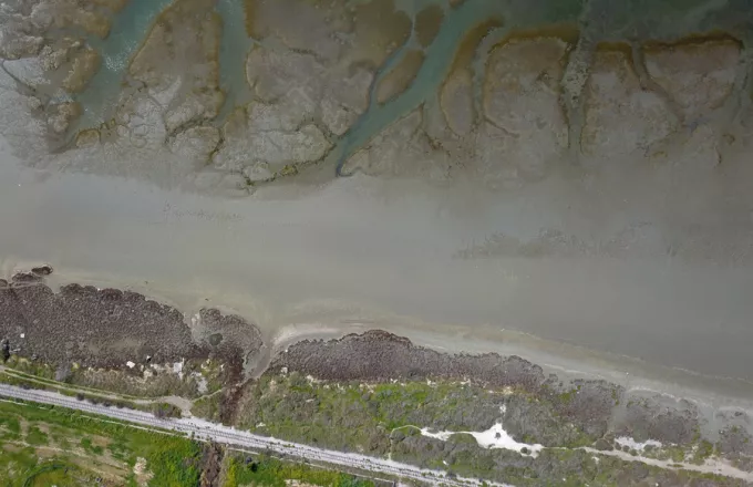 Εξαφανίστηκε η θάλασσα από την άμπωτη στο Ναύπλιο-Δείτε τις εντυπωσιακές εικόνες