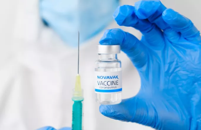 Γιατί δεν ανοίγουν ακόμα τα ραντεβού για το εμβόλιο της Novavax
