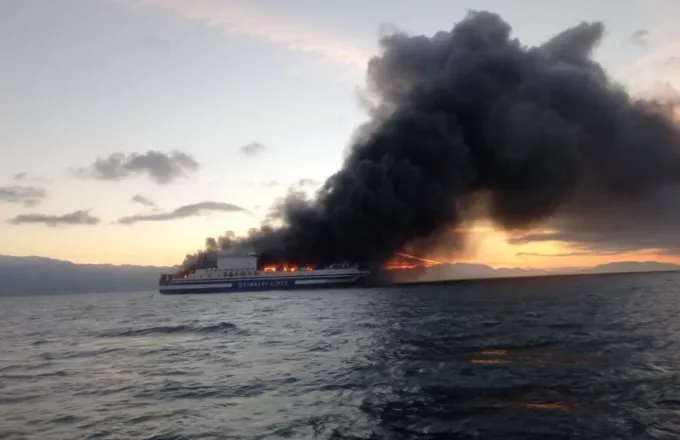 Φωτιά σε πλοίο στην Ηγουμενίτσα: Στην Κέρκυρα οι επιβάτες-Δείτε βίντεο και φωτογραφίες