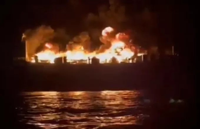 Φωτιά σε πλοίο ανοιχτά της Ηγουμενίτσας: Αποβιβάστηκαν 242 άτομα - Το βίντεο με το πλοίο στις φλόγες