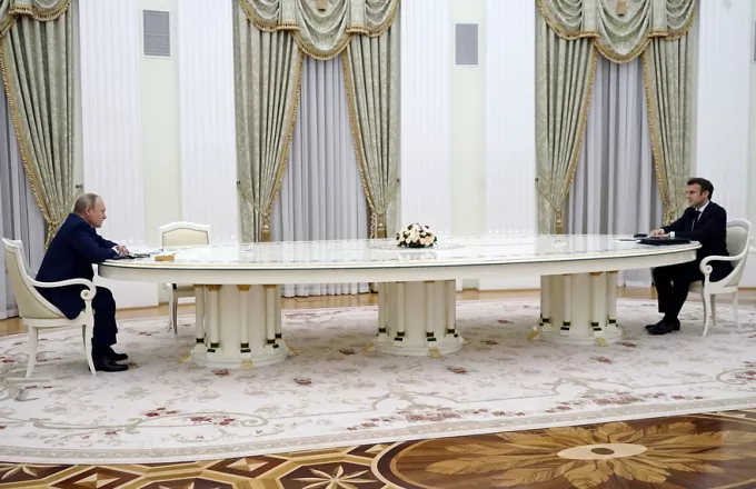 Το τραπέζι των συνομιλιών Μακρόν - Πούτιν έβαλε φωτιά στο Twitter