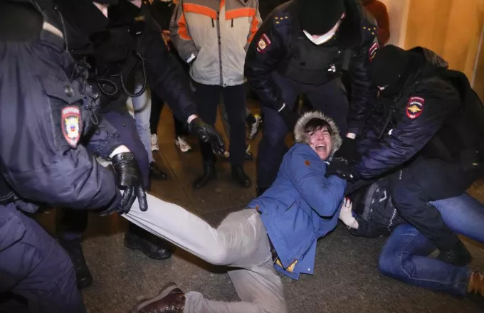 Ρωσία: Χιλιάδες συλλήψεις διαδηλωτών κατά του πολέμου