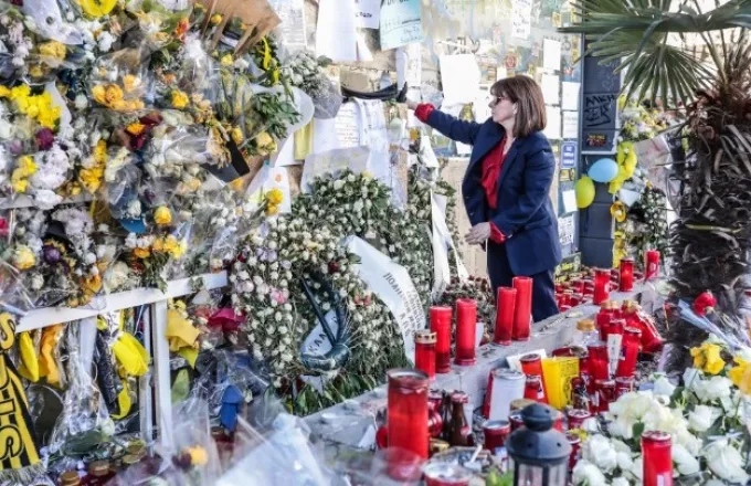 Θεσσαλονίκη: Η Κατερίνα Σακελλαροπούλου άφησε ένα λουλούδι στον τόπο δολοφονίας του Άλκη Καμπανού