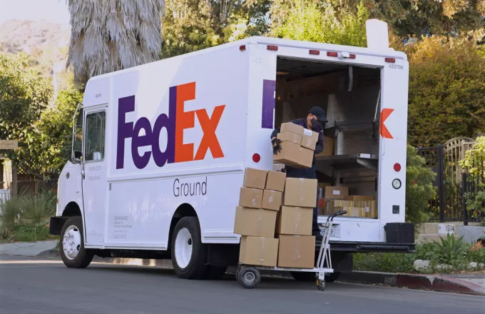 Οι εταιρείες κούριερ UPS και FedEx σταματούν τις διανομές εξαιτίας της ρωσικής εισβολής
