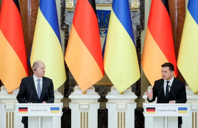Ο Ζελένσκι χαιρετίζει τις ευρωπαϊκές κινήσεις για να αποσυνδεθεί η Ρωσία από το SWIFT