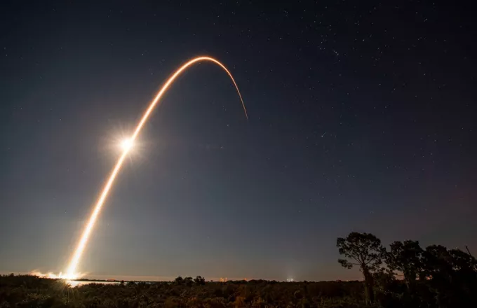 Όλεθρος για τη SpaceX: Γεωμαγνητικη καταιγίδα κατέστρεψε το «στόλο» των δορυφόρων του Ίλον Μασκ! 
