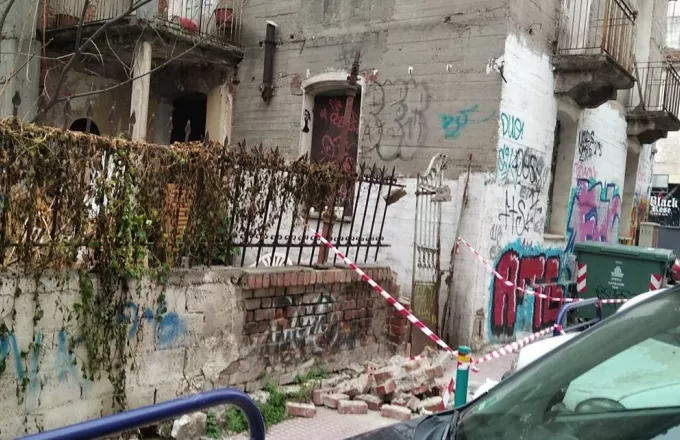 Τραγικός θάνατος στην Λάρισα: 22χρονος κλώτσησε πόρτα και καταπλακώθηκε από τοίχο