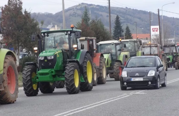 Kοζάνη: Αγρότες με τα τρακτέρ τους απέκλεισαν συμβολικά το κτίριο της Περιφέρειας Δυτ. Μακεδονίας