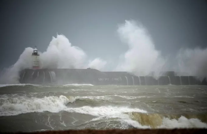 Χάος στη Βρετανία από την καταιγίδα Γιούνις-Ριπές ανέμου σχεδόν 200 χλμ/ώρα-Δείτε βίντεο