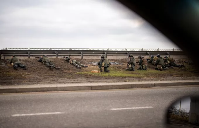 Σε «θέση άμυνας» το Κίεβο, λέει ο δήμαρχος -Η Ρωσία ισχυρίζεται ότι κατέλαβε αεροδρόμιο έξω από το Κίεβο