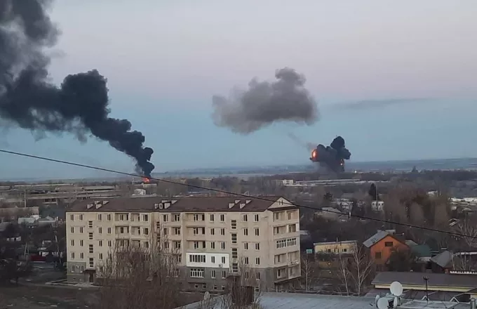Εισβολή στην Ουκρανία: Πανικός στο Χάρκοβο - Εκρήξεις και σκληρές μάχες - Προσπαθούν να διαφύγουν οι κάτοικοι (video)