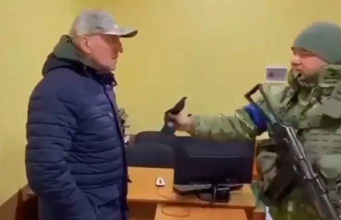 Επεισόδιο με το Λευκορώσο πρέσβη στην Ουκρανία: Ουκρανός στρατιωτικός του πέταξε «30 αργύρια»! Δείτε βίντεο