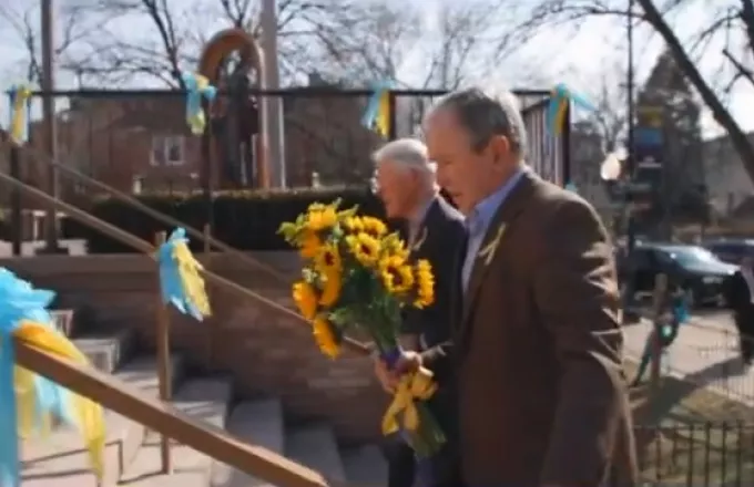 ΗΠΑ: Οι δύο πρώην πρόεδροι Κλίντον και Μπους επισκέφθηκαν ουκρανική εκκλησία 