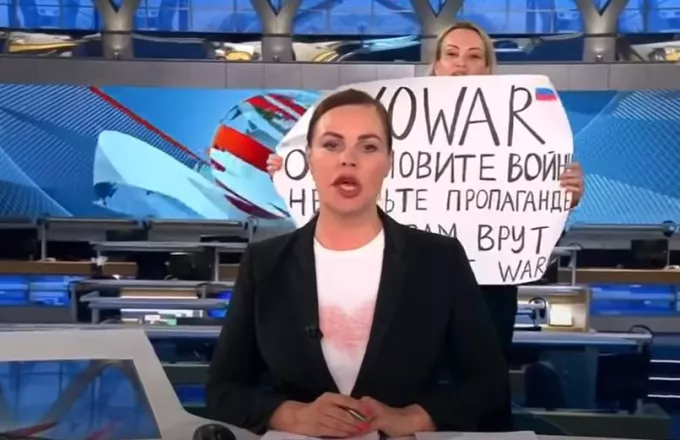 Με κάθειρξη 15 ετών απειλείται η δημοσιογράφος που σήκωσε αντιπολεμικό πλακάτ στη ρωσική τηλεόραση