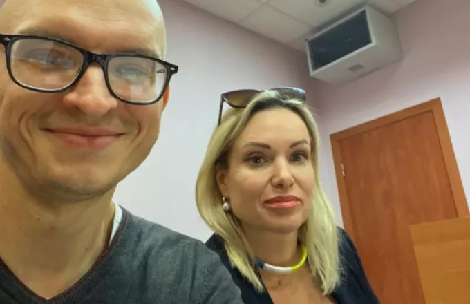 Μαρίνα Οβσιάνικοβα: Εμφανίστηκε στο δικαστήριο η δημοσιογράφος που σήκωσε αντιπολεμικό πλακάτ στη ρωσική τηλεόραση