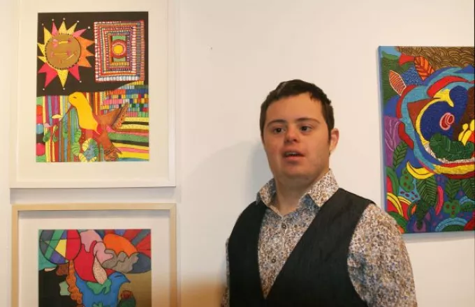 Ορέστης Χιώτης: Ο νεαρός με σύνδρομο Down συγκινεί το πανελλήνιο με το πάθος του για την ζωγραφική