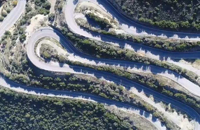 Πελοπόννησος: Ο δρόμος με τις 30 συνεχόμενες στροφές -Δείτε βίντεο
