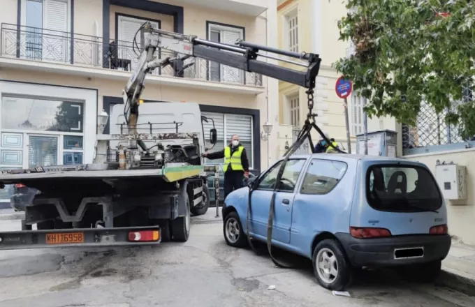 Γερανοί «σήκωσαν» 85 εγκαταλελειμμένα αυτοκίνητα από τους δρόμους της Αθήνας - Δείτε φωτογραφίες