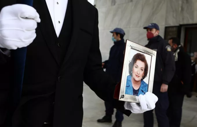 Μαριέττα Γιαννάκου: Στο Α' Νεκροταφείο το «ύστατο χαίρε»- Τον επικήδειο εκφώνησε ο πρωθυπουργός