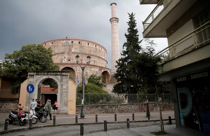 Απίστευτο- Θεσσαλονίκη: Έσπασε τον σταυρό της Ροτόντας-Είπε ότι το έκανε επειδή χώρισε