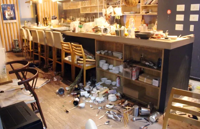 Ισχυρή λάμψη στην Ιαπωνια την ώρα του σεισμού των 7,4 Ρίχτερ - Βίντεο που κόβουν την ανάσα