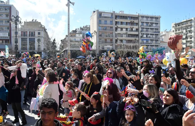 «Βούλιαξε» από καρναβαλιστές η Πάτρα-Χοροί και τραγούδια στο κέντρο της πόλης-Δείτε φωτογραφίες