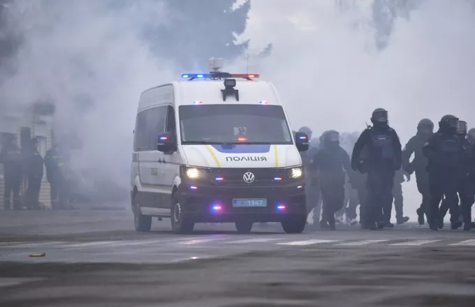 Διαδήλωση στη Χερσώνα διαλύεται με «πυρά στον αέρα», δακρυγόνα και χειροβομβίδες κρότου-λάμψης