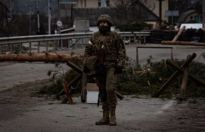 Το Κίεβο οχυρώνεται και περιμένει - Μαίνονται οι μάχες και οι βομβαρδισμοί στα προάστια