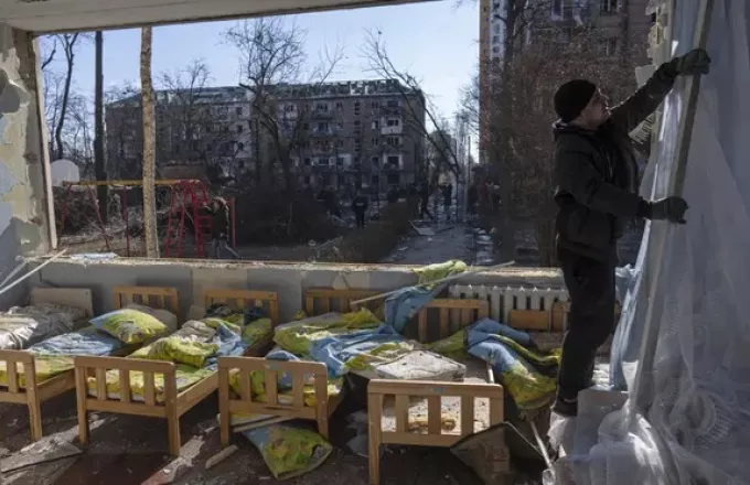 Ουκρανία- Τελευταίες εξελίξεις: Ρωσικά πυρά κατά γηροκομείου- Πληροφορίες για βομβαρδισμό Κέντρου Εκπαίδευσης στη Ζιτομίρ