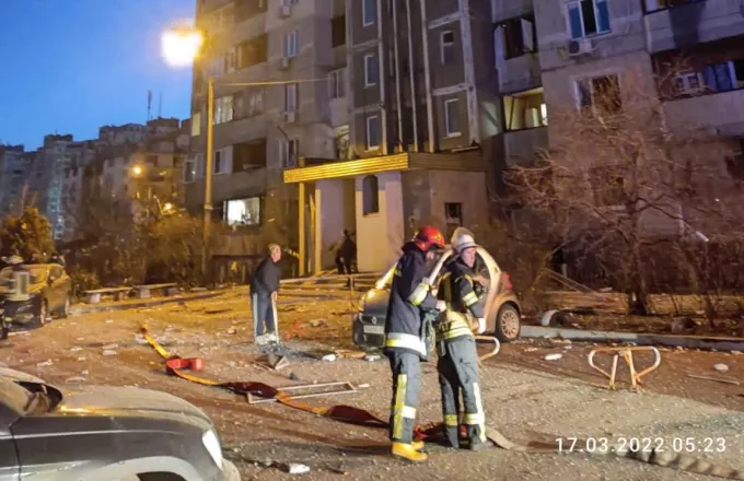 22η ημέρα πολέμου στην Ουκρανία - Συντρίμμια πυραύλου έπεσαν σε πολυκατοικία στο Κίεβο
