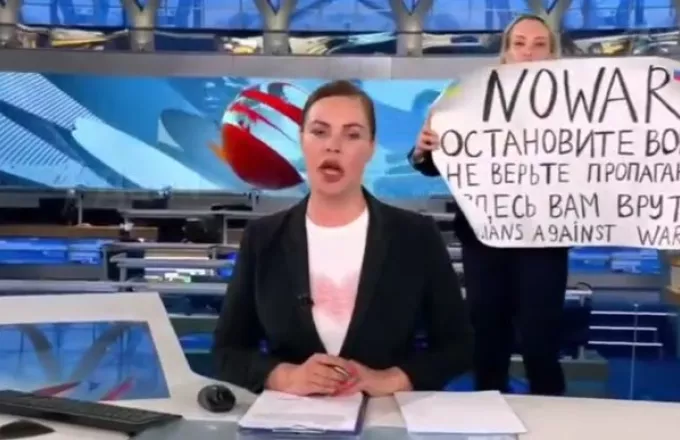 Ο ΟΗΕ καλεί τη Μόσχα να μην προβεί σε αντίποινα κατά της δημοσιογράφου που εισέβαλε στο στούντιο με πλακάτ
