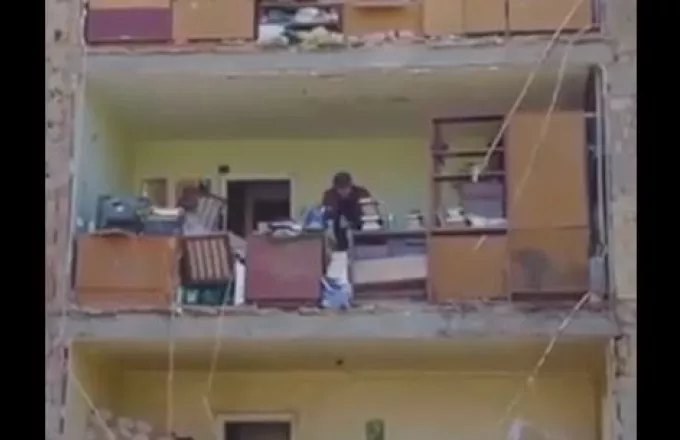 Συγκλονίζει βίντεο που δείχνει ηλικιωμένο να ψάχνει στα ερείπια του σπιτίου του στο Κίεβο