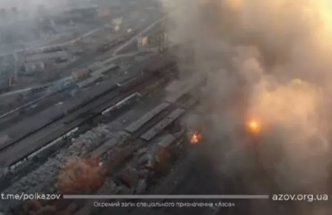 Εικόνες χάους με ρωσικούς βομβαρδισμούς σε εργοστάσια στη Μαριούπολη- Δείτε το βίντεο 