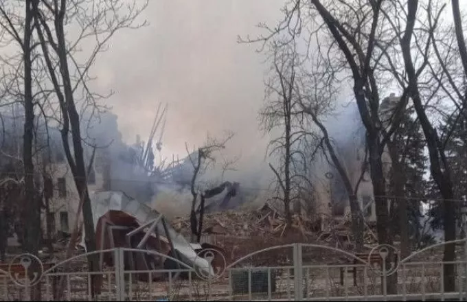 Ουκρανία: 130 άνθρωποι ανασύρθηκαν ζωντανοί από τα ερείπια του θεάτρου στη Μαριούπολη