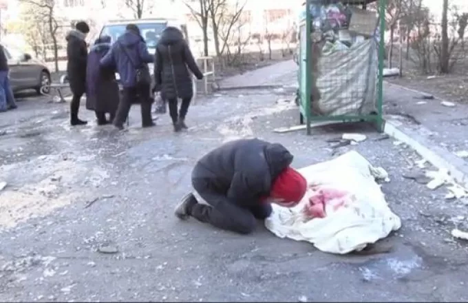 Άνδρας κλαίει πάνω από το άψυχο σώμα της μητέρας του στο Κίεβο -Το βίντεο που ραγίζει καρδιές