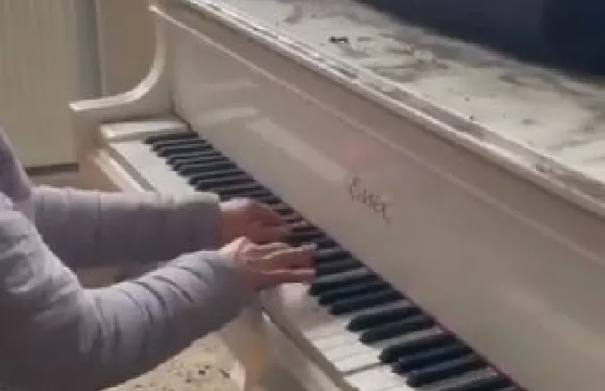 Ουκρανή πιανίστρια αποχαιρετά το πιάνο της στο βομβαρδισμένο σπίτι της παίζοντας Σοπέν -Δείτε βίντεο