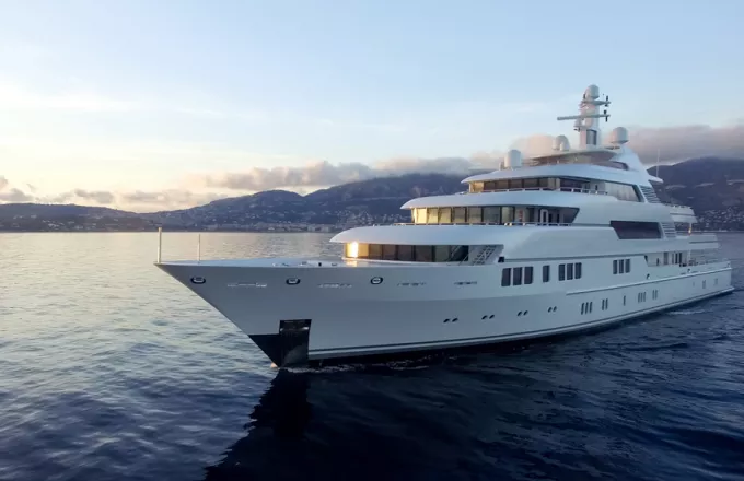 Rich & famous στη Μεσόγειο: Πόσα superyachts πλέουν στις ελληνικές θάλασσες τώρα