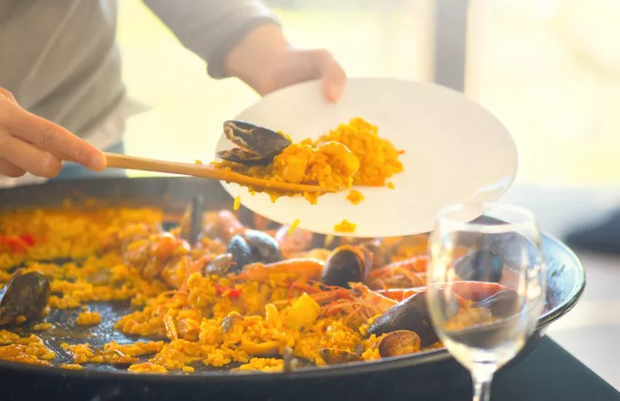 Ισπανός σεφ προσφέρει δωρεάν γεύμα με παέγια στους Ουκρανούς πρόσφυγες